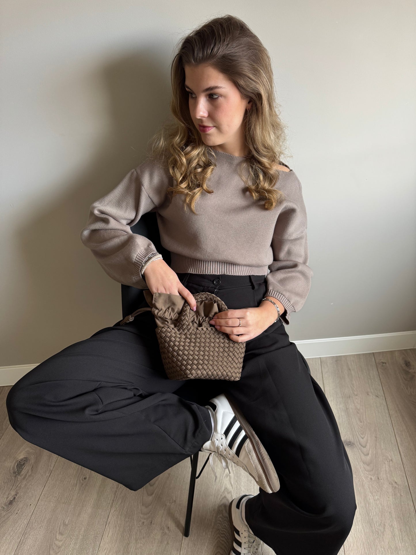 Danielle off shoulder trui taupe