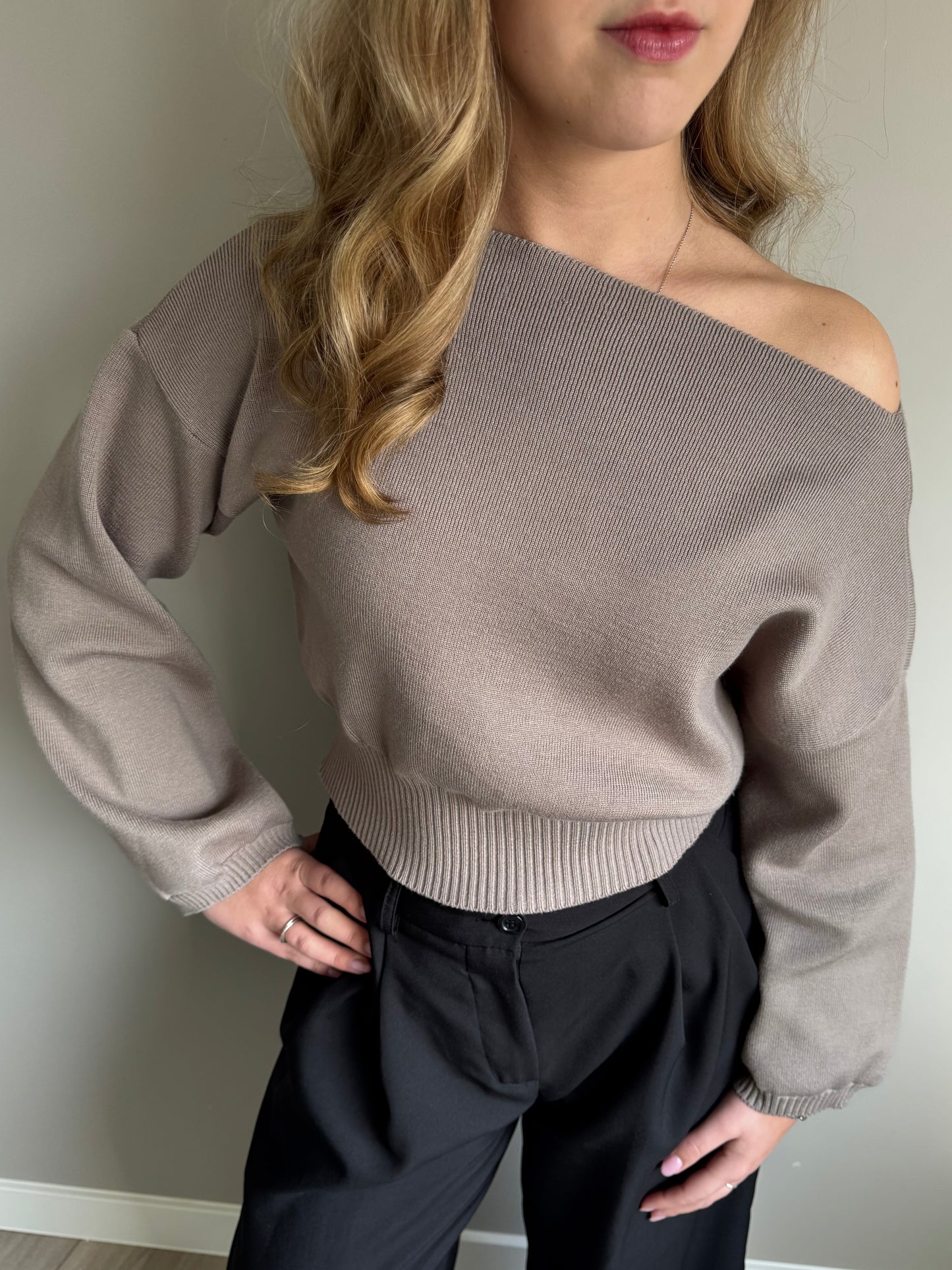 Danielle off shoulder trui taupe